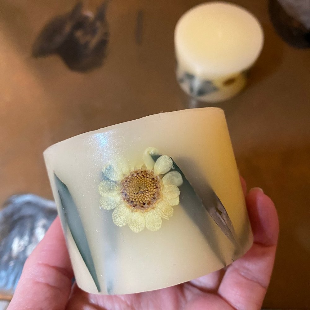 REAL Flowers Botanical Fragrant Candles 2 NWT daisy RARE Unique Set of 2! - Picture 2 of 6